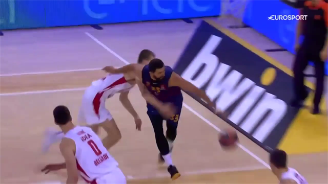 A scuola di post-basso da Nikola Mirotic: canestro con virata spettacolare sul fondo A scuola di post-basso da Nikola Mirotic: canestro con virata spettacolare sul fondo