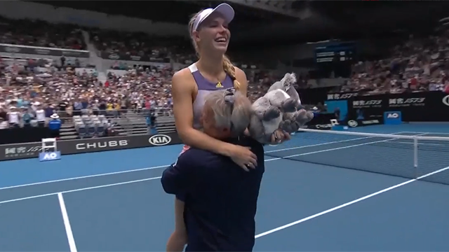 Lacrime, abbracci e baci: la famiglia Wozniacki scende in campo per l'addio al tennis di Caroline Lacrime, abbracci e baci: la famiglia Wozniacki scende in campo per l'addio al tennis di Caroline
