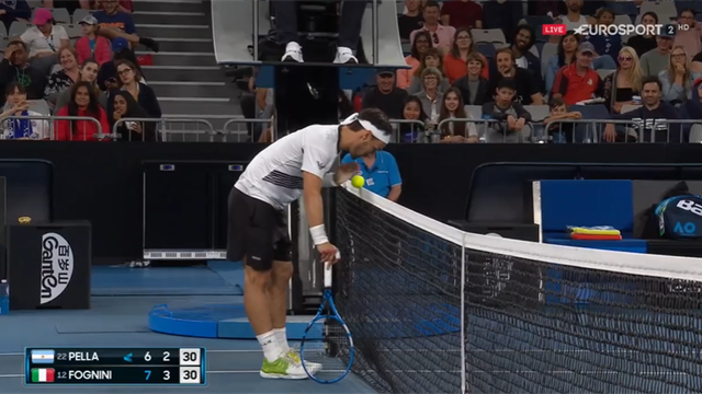 Fognini parla col nastro dopo il "calcio di rigore" Fognini parla col nastro dopo il "calcio di rigore"