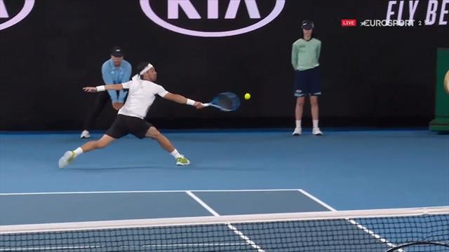 La magia di Fognini spalle alla rete! Il punto simbolo del dominio su Pella La magia di Fognini spalle alla rete! Il punto simbolo del dominio su Pella