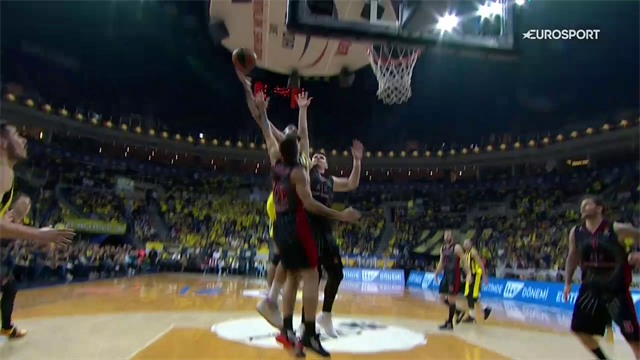 Magata di Gigi Datome: canestro bellissimo in penetrazione con fallo contro Milano Magata di Gigi Datome: canestro bellissimo in penetrazione con fallo contro Milano