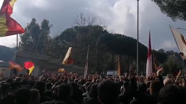 1500 tifosi della Roma a Trigoria: striscioni, cori e fumogeni per la squadra in vista del derby 1500 tifosi della Roma a Trigoria: striscioni, cori e fumogeni per la squadra in vista del derby