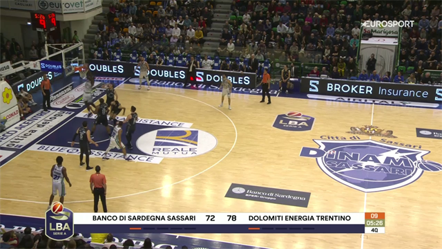Dwight Coleby si presenta così a Sassari: schiacciatona contro Trento Dwight Coleby si presenta così a Sassari: schiacciatona contro Trento