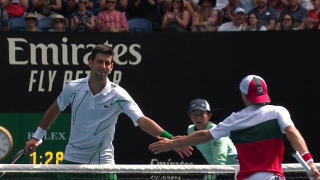 Demi-volée pazzesca di Schwartzman, Djokovic si complimenta con l'avversario Demi-volée pazzesca di Schwartzman, Djokovic si complimenta con l'avversario