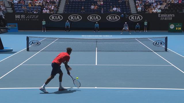 Monfils serves underarm against Thiem... and wins the point! Monfils serves underarm against Thiem... and wins the point!