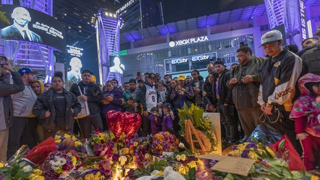 Toute la nuit, les fans ont rendu hommage à Kobe devant le Staples Center Toute la nuit, les fans ont rendu hommage à Kobe devant le Staples Center