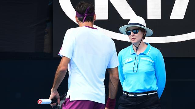 Frustré, Federer se fait reprendre par une juge de ligne Frustré, Federer se fait reprendre par une juge de ligne