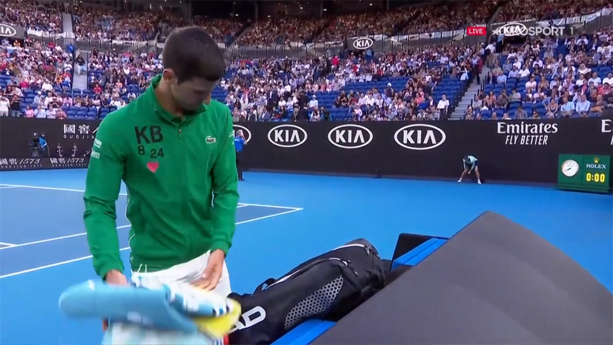 Video Novak Djokovic Rend Hommage A Kobe Bryant Avec Une Veste Speciale Video Tennis Eurosport