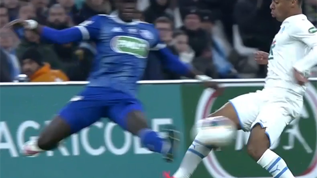 Expulsé après un tacle assassin, Ndour a plombé Strasbourg pour de bon Expulsé après un tacle assassin, Ndour a plombé Strasbourg pour de bon