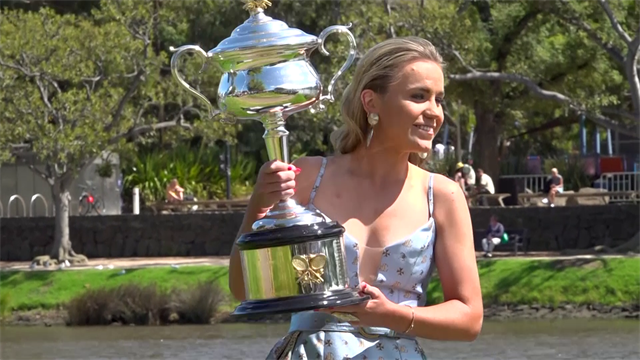 Sofia Kenin si gode il trofeo degli Australian Open: "Ho giocato il mio miglior tennis" Sofia Kenin si gode il trofeo degli Australian Open: "Ho giocato il mio miglior tennis"