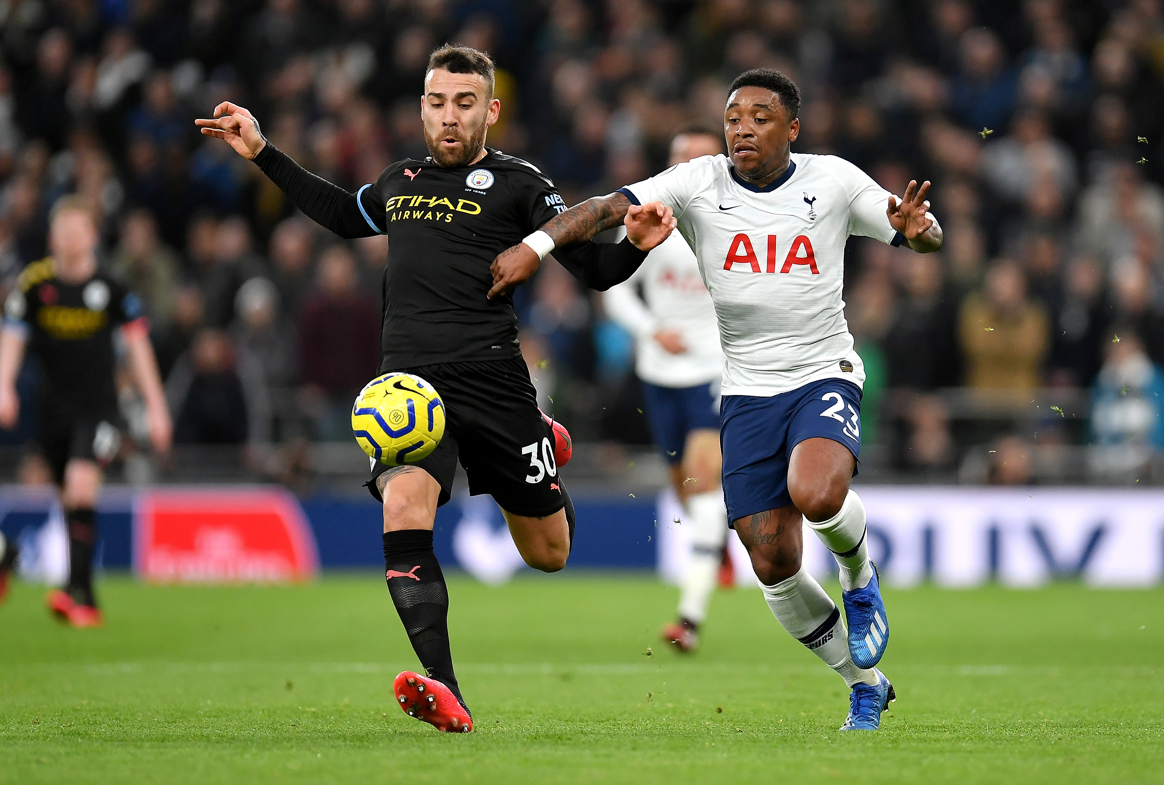 Steven Bergwijn von den Tottenham Hotspur im Duell mit Nicolas Otamendi vo Manchester City