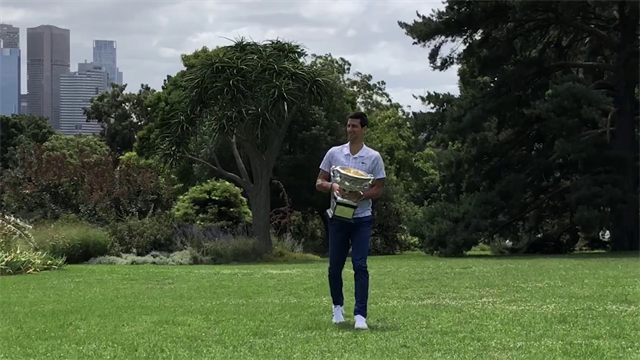 Djokovic visita il Giardino Botanico di Melbourne con il trofeo degli Australian Open Djokovic visita il Giardino Botanico di Melbourne con il trofeo degli Australian Open