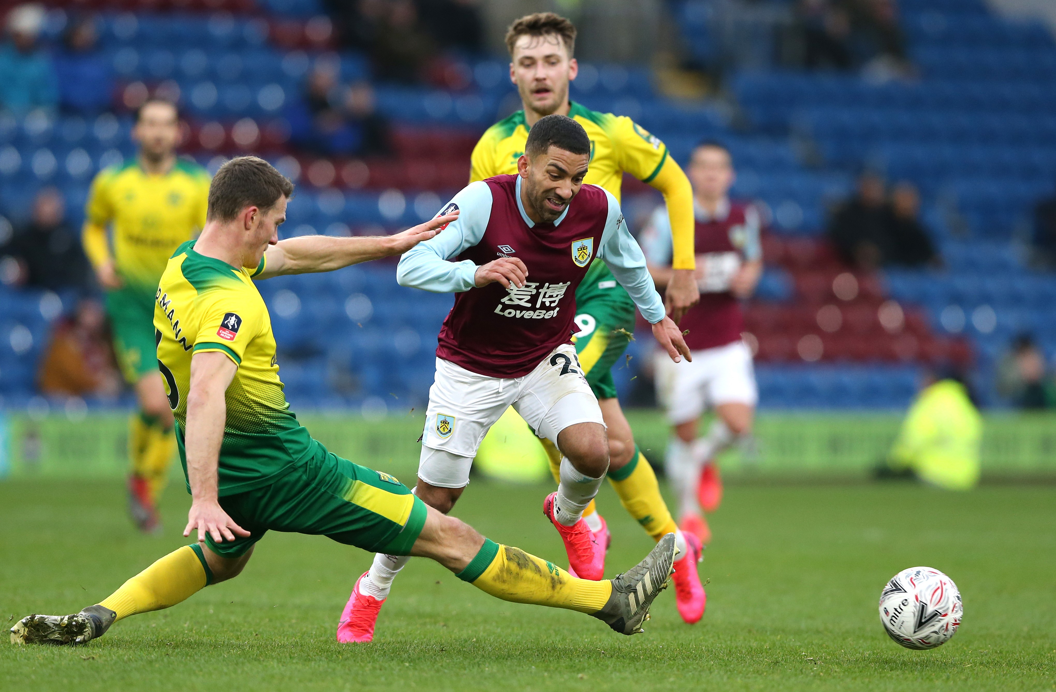 Aaron Lennon et Christoph Zimmermann lors de Burnley FC - Norwich City FA Cup le 25 janvier 2020