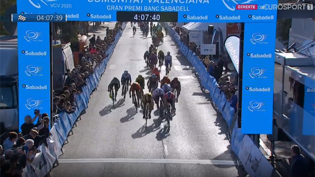 Kristoff nummer tre i massespurt: Se den siste kilometeren av første etappe Kristoff nummer tre i massespurt: Se den siste kilometeren av første etappe