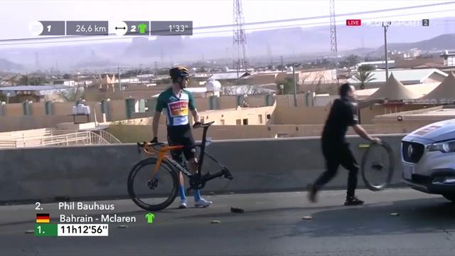 La 'ida de olla' al cambiar la rueda que hizo enloquecer al mecánico que se ha hecho viral La 'ida de olla' al cambiar la rueda que hizo enloquecer al mecánico que se ha hecho viral