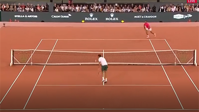 Il match point è il colpo migliore della serata: Federer chiude con una magia e abbraccia Nadal Il match point è il colpo migliore della serata: Federer chiude con una magia e abbraccia Nadal