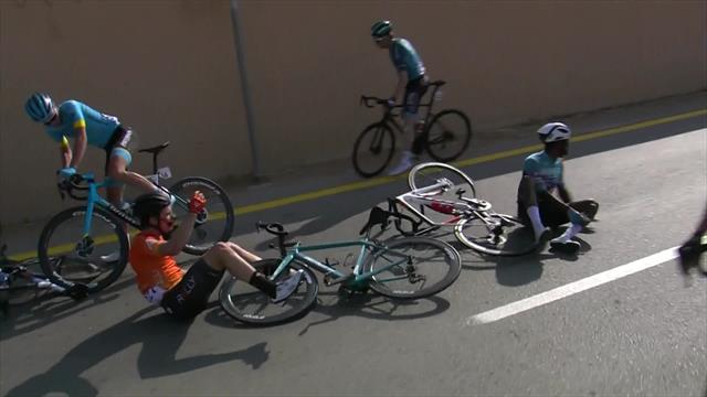 Dritter unfreiwilliger Crash! Fahrer platzt der Kragen Dritter unfreiwilliger Crash! Fahrer platzt der Kragen