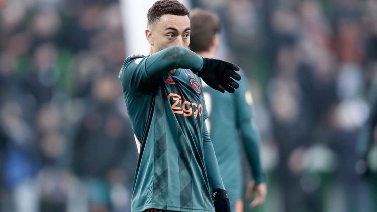 Fc Bayern Munchen Buhlt Offenbar Um Ajax Talent Sergino Dest