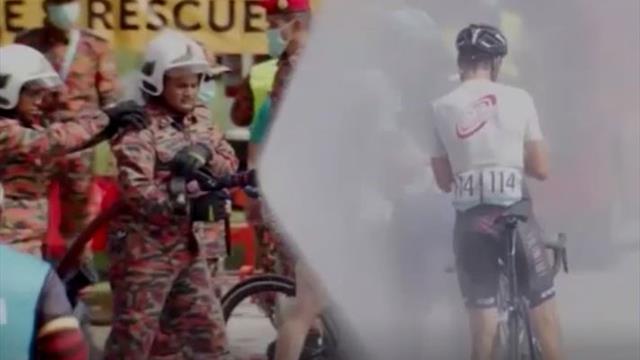 Wasser marsch! Feuerwehr duscht Radprofis in Gluthitze Wasser marsch! Feuerwehr duscht Radprofis in Gluthitze