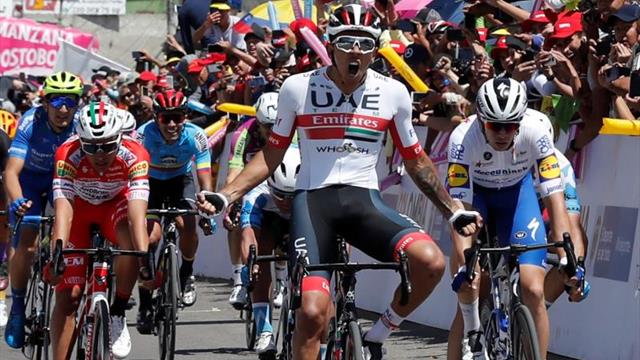 Molano, impulsado por Richeze, le gana el pulso a Hodeg en el primer esprint