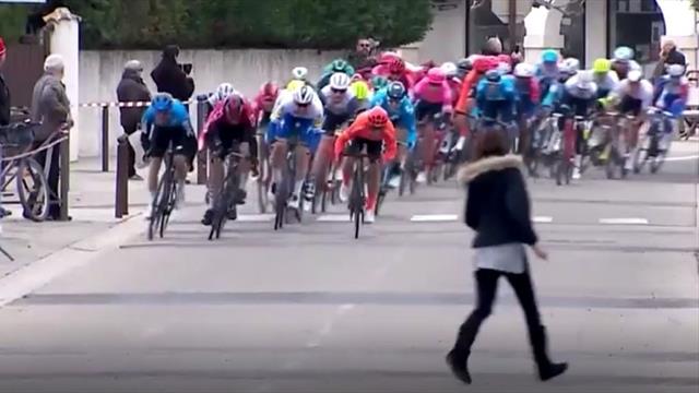 Schreck vorm Sprint: Fan kreuzt Zielgerade Schreck vorm Sprint: Fan kreuzt Zielgerade
