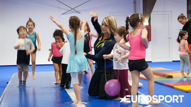 Nadia Comăneci, alături de copiii care fac primii pași în gimnastică la GymNadia
