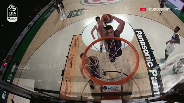 Gesto barbaro di Tarczewski! Schiacciatona sull'assist di Cinciarini Gesto barbaro di Tarczewski! Schiacciatona sull'assist di Cinciarini