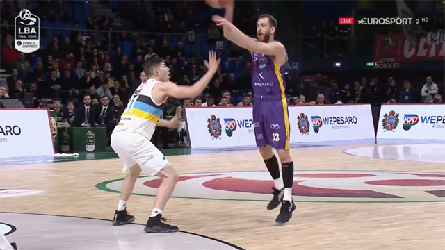 Il Chacho Rodriguez con l'assist "no look" per la tripla dall'angolo di Della Valle Il Chacho Rodriguez con l'assist "no look" per la tripla dall'angolo di Della Valle