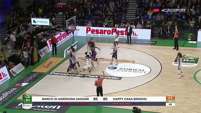 Gli dèi del basket si schierano con Brindisi: il ferro si "beve" la tripla decisiva di Martin Gli dèi del basket si schierano con Brindisi: il ferro si "beve" la tripla decisiva di Martin