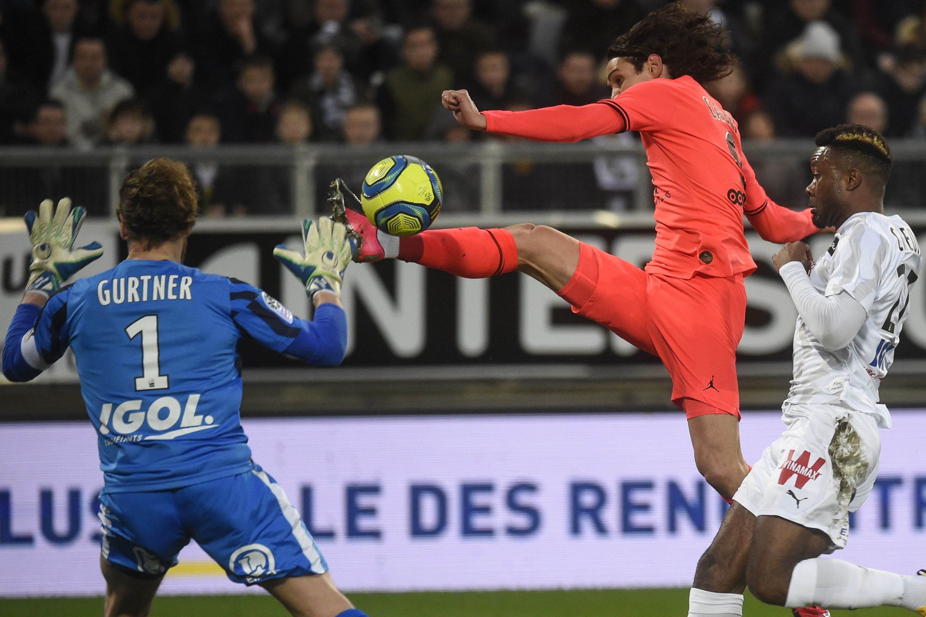 Edinson Cavani (PSG) face à Regis Gurtner (Amiens)