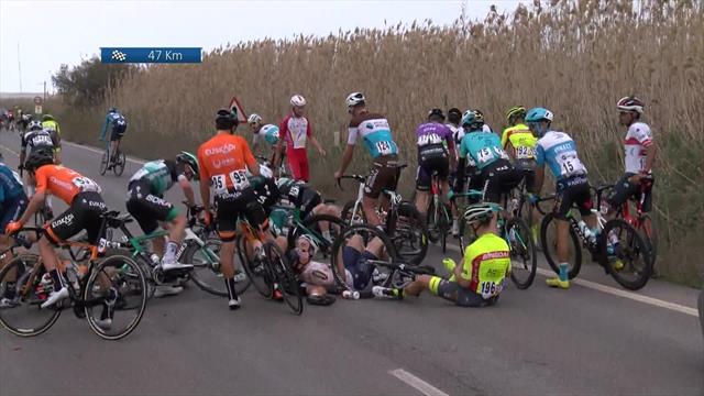Clasica de Almería: Montonera multitudinaria en el pelotón a 47 kilómetros de meta Clasica de Almería: Montonera multitudinaria en el pelotón a 47 kilómetros de meta