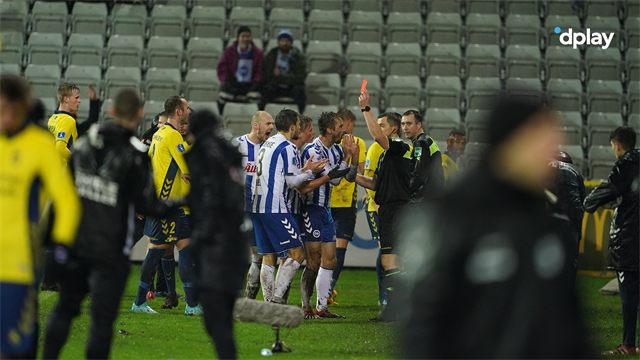 Se Oliver Lunds muddertackling, der førte til direkte rødt kort Se Oliver Lunds muddertackling, der førte til direkte rødt kort