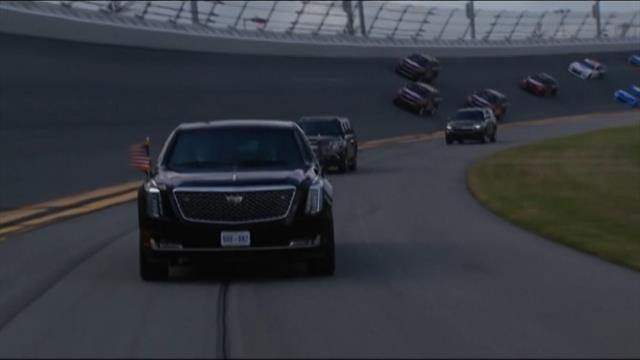 Trump se da una vuelta con su coche oficial por el circuito de Daytona Trump se da una vuelta con su coche oficial por el circuito de Daytona