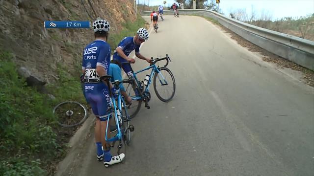 Vuelta al Algarve 2020: un mecánico casi tira a su propio ciclista tras cambiar una rueda Vuelta al Algarve 2020: un mecánico casi tira a su propio ciclista tras cambiar una rueda