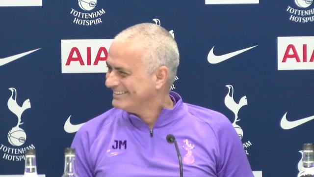 Mourinho hilare : quand les nerfs du Special One lâchent après la cascade de blessures à Tottenham Mourinho hilare : quand les nerfs du Special One lâchent après la cascade de blessures à Tottenham