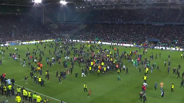 38 ans que Saint-Etienne attendait ça : les supporters des Verts ont envahi la pelouse 38 ans que Saint-Etienne attendait ça : les supporters des Verts ont envahi la pelouse