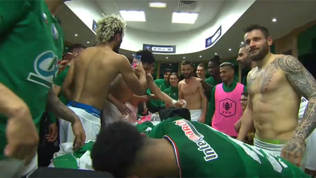 Des scènes de joie et de communion dans le vestiaire des Verts après la qualification Des scènes de joie et de communion dans le vestiaire des Verts après la qualification