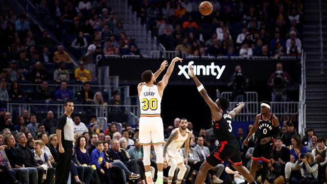 Passe dans le dos, shoot en déséquilibre, trois points avec la faute... Curry a fait du Curry