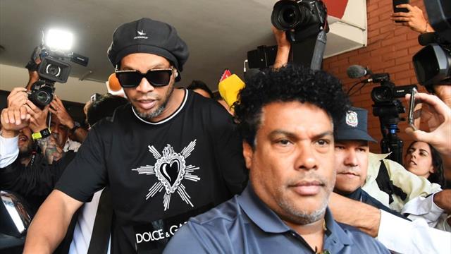Faux passeport : Ronaldinho reste en détention au Paraguay