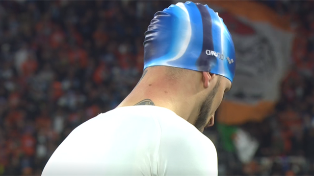 Pour soigner une blessure à la tête, Benedetto a enfilé... un bonnet de bain !