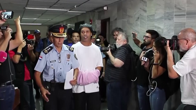 Même en prison, Ronaldinho régale