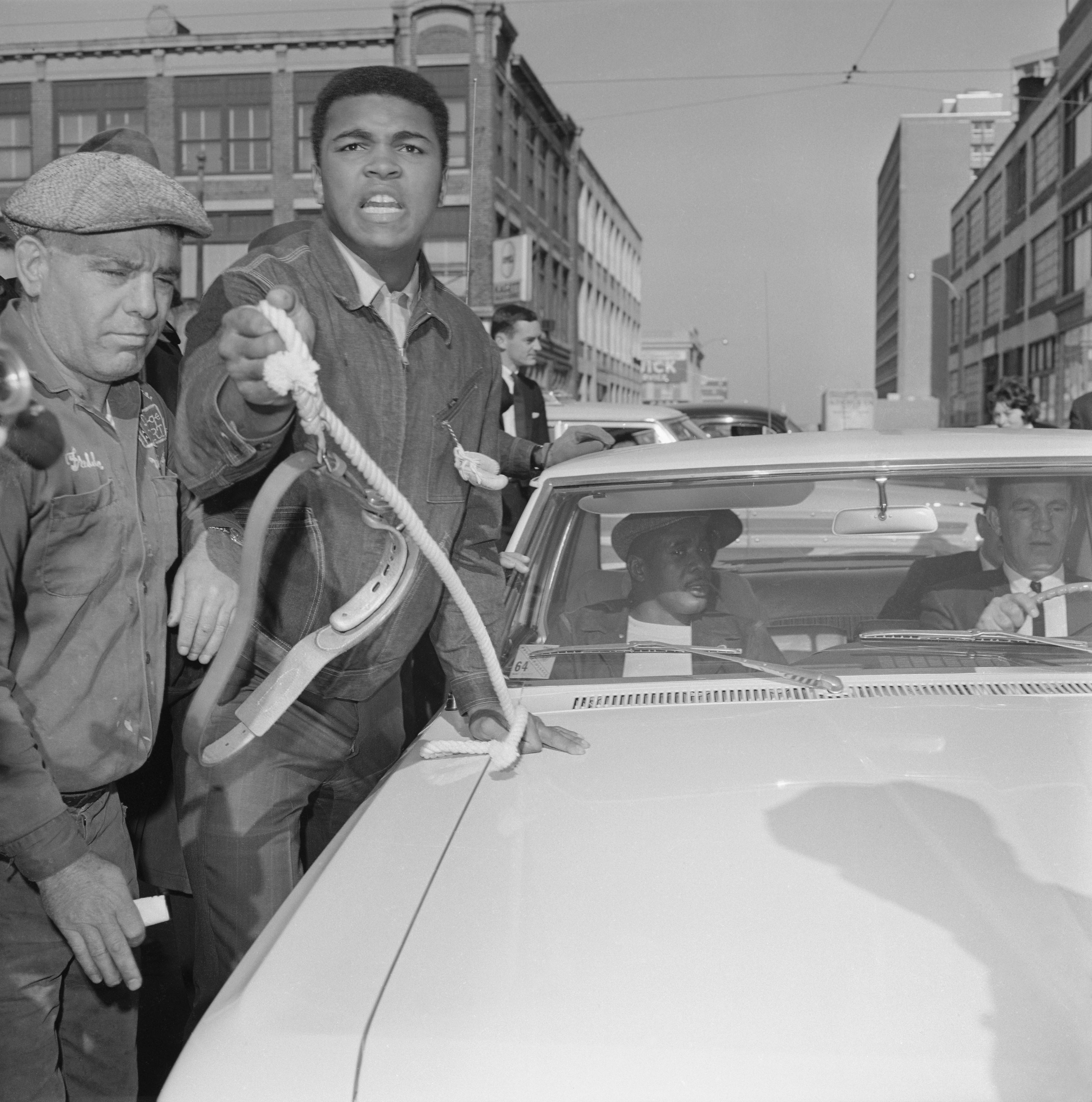 Ali devant la voiture de Liston