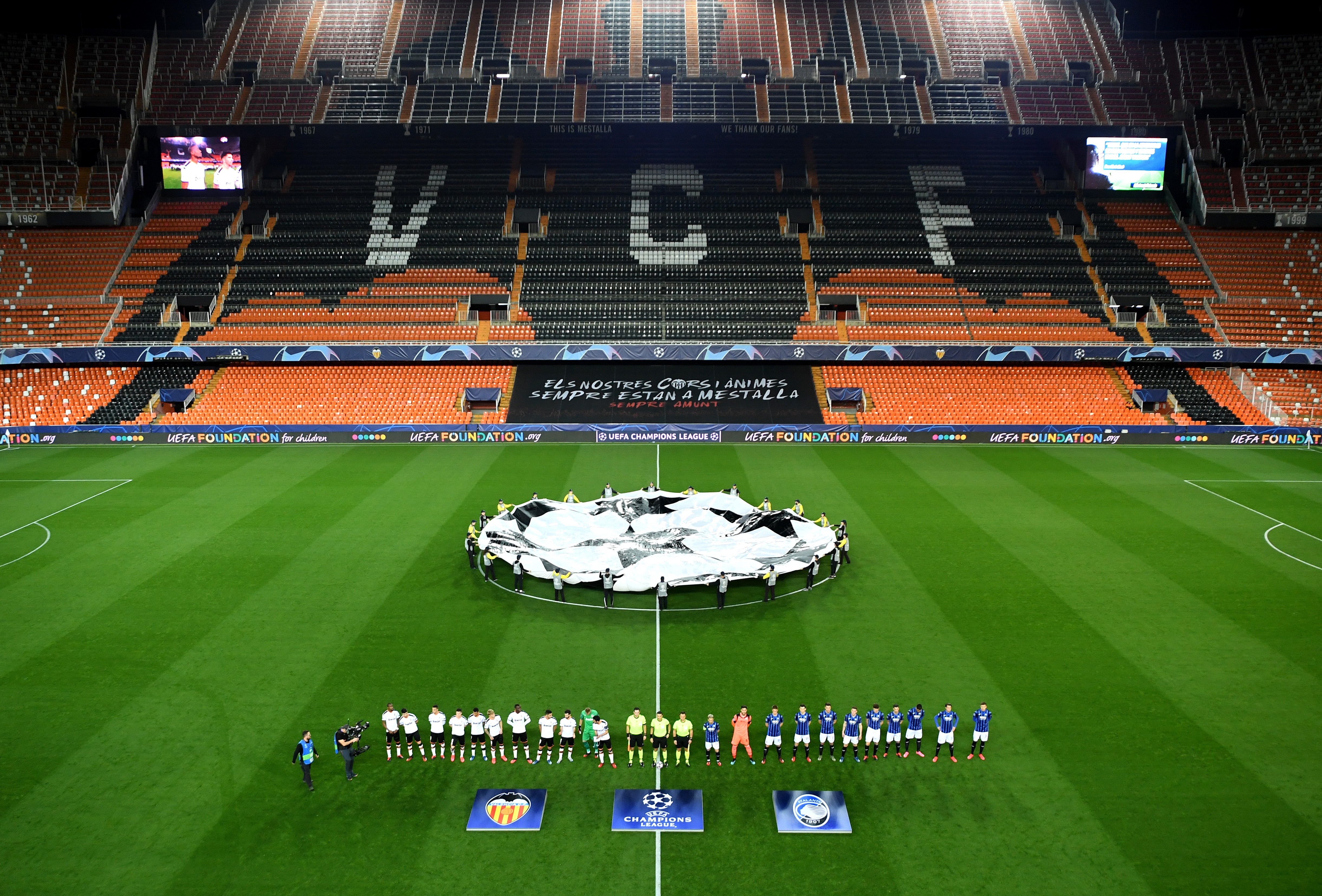 Les joueurs de Valence et de l'Atalanta dans un stade de Mestalla vide, à huis clos à cause de l'épidémie de coronavirus.