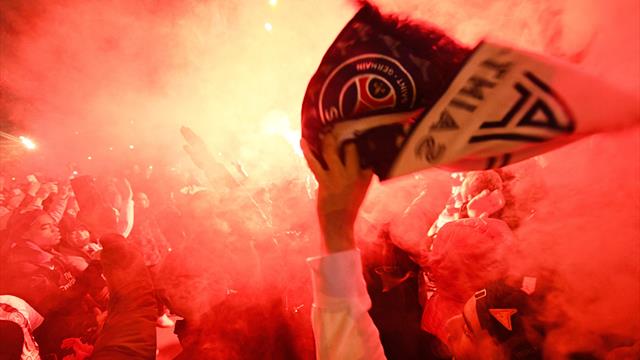 Fumigènes et grosse ambiance : l'arrivée du bus du PSG avant Dortmund Fumigènes et grosse ambiance : l'arrivée du bus du PSG avant Dortmund
