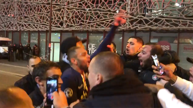 Scène incroyable : Kurzawa fête la qualification au milieu des supporters Scène incroyable : Kurzawa fête la qualification au milieu des supporters