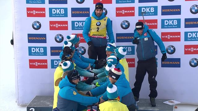 Le saut de l'ange de Fourcade sur le podium s'est terminé... par terre ! Le saut de l'ange de Fourcade sur le podium s'est terminé... par terre !