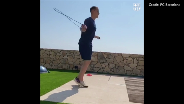 Même à la maison, Ter Stegen et Firpo ne blaguent pas avec l'entraînement Même à la maison, Ter Stegen et Firpo ne blaguent pas avec l'entraînement