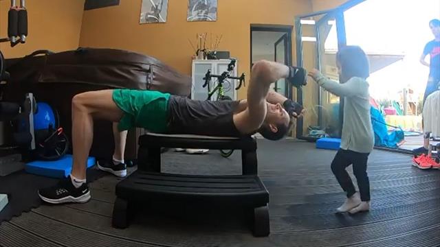 Pas de barre de musculation pour vous entraîner ? Lavillenie a trouvé la solution