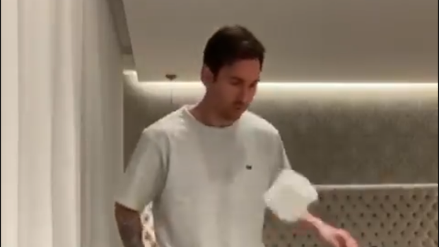 ¡Qué fácil lo hace! Messi se une al reto de dar toques a un rollo de papel higiénico ¡Qué fácil lo hace! Messi se une al reto de dar toques a un rollo de papel higiénico