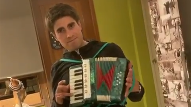 Mikel Landa revela su talento oculto... ¡con el acordeón!